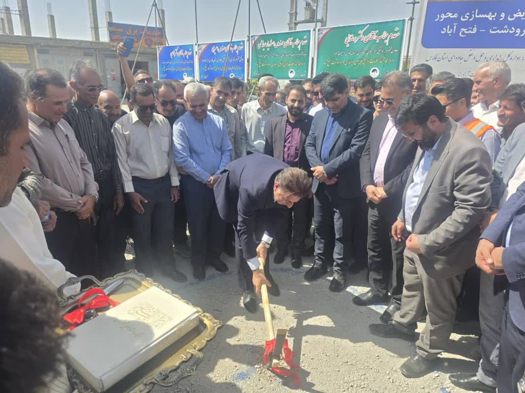 طی آیینی با حضور مسئولان ارشد استان فارس، عملیات تعریض و بهسازی محور مرودشت-فتح‌آباد با پیمانکار بومی آغاز شد.