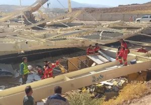 تلاش آتش‌نشانان شیراز برای نجات کارگران زیر آوار سوله