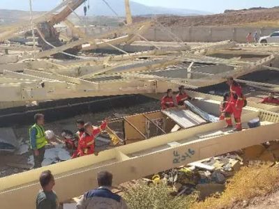 تلاش آتش‌نشانان شیراز برای نجات کارگران زیر آوار سوله