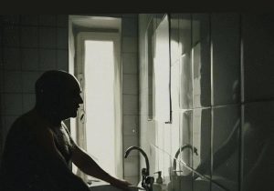 مردی که خود را به نابینایی تبعید کرد