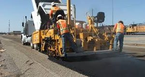 ابلاغ دستورالعمل «گوه‌ای کردن حاشیه روکش آسفالت» در فارس؛ طرح فنی برای دوام بیشتر و حذف شکستگی لبه مسیرها