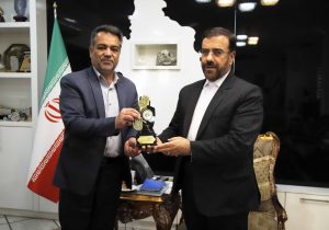 استاندار فارس نشان ویژه «سقای افتخاری» دریافت کرد