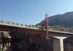 استفاده از دستگاه تخصصی بازدید پل در پل دره نرگسی محور شیراز – کازرون