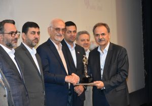تجلیل از استاد دانشگاه شیراز به‌عنوان استاد برگزیده فولاد کشور