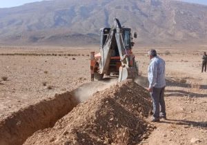 اجرای شبکه آب ۶۰۰ متری در روستای شهرک شهید باهنر استهبان