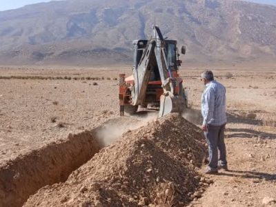 اجرای شبکه آب ۶۰۰ متری در روستای شهرک شهید باهنر استهبان