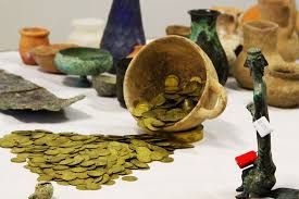 کشف و ضبط تعداد ۵۰۰شئ تاریخی از قاچاقچیان اشیا عتیقه در داراب