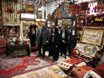 بازار هنر شیراز؛ ویترین توانمندی زنان روستایی و عشایر در اقتصاد فرهنگ