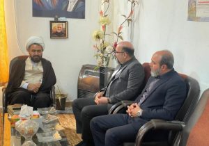 دیدار مدیر حساب ۱۰۰ امام(ره) بنیاد مسکن فارس با امام جمعه خنج در راستای احیای این نهاد مردمی