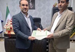 اسناد مالکیت تک‌برگ شهرک صنعتی کازرون به شرکت شهرک‌های صنعتی فارس اهدا شد