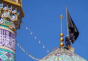 سومین حرم اهل بیت(ع) غرق عزا شد ؛ پرچم عزا بر فراز گنبد شاهچراغ (ع) نصب شد