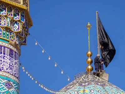 سومین حرم اهل بیت(ع) غرق عزا شد ؛ پرچم عزا بر فراز گنبد شاهچراغ (ع) نصب شد