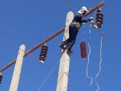 اورهال خطوط و تجهیزات انتقال برق کازرون برای عبور ایمن از پیک ۱۴۰۵ انجام شد