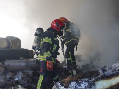مهار آتش سوزی گسترده انبار پشم شیشه