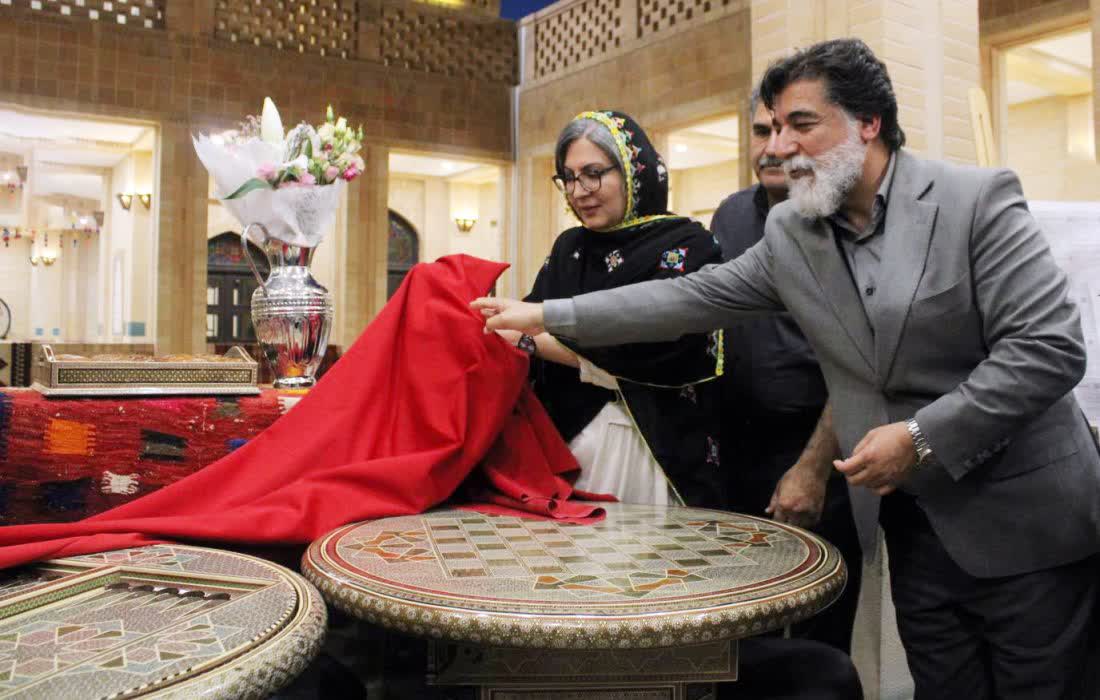 شاهکارهای معرق و خاتم در نمایشگاه صنایعدستی فارس رونمایی شد شاهکارهای معرق و خاتم در نمایشگاه صنایعدستی فارس رونمایی شد