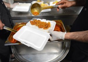 توزیع ۲۵۰۰ پرس غذای نذری توسط انجمن حمایت زندانیان شیراز