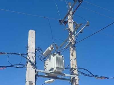 توسعه شبکه برق در زرین‌دشت؛ نصب ۷ ترانسفورماتور جدید برای رفع مشکل افت ولتاژ و آمادگی برای تابستان