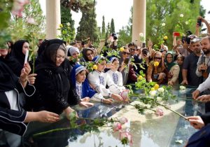 آرامگاه حافظ در شیراز گلباران شد؛ وزیر فرهنگ به مراسم نرسید