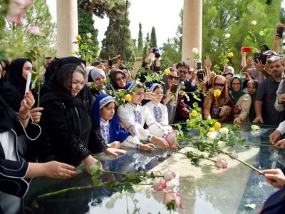 آرامگاه حافظ در شیراز گلباران شد؛ وزیر فرهنگ به مراسم نرسید