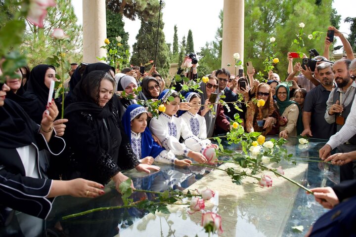 آرامگاه حافظ در شیراز گلباران شد؛ وزیر فرهنگ به مراسم نرسید