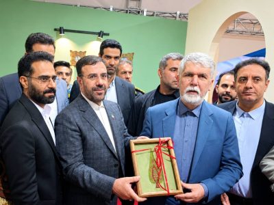 اهدای «نماد سرو شیراز» به وزیر ارشاد در اکسپو ۲۰۲۶