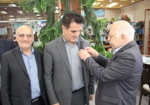 اهدای نشان مهربانی به فرماندار شیراز/  الگوی خدمت‌رسانی مجمع خیرین باید به بدنه دولت تزریق شود
