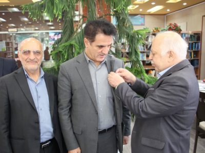 اهدای نشان مهربانی به فرماندار شیراز/ الگوی خدمترسانی مجمع خیرین باید به بدنه دولت تزریق شود